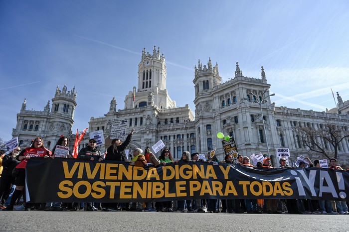 Manifestación para exigir viviendas más asequibles y sostenibles, el 9 de febrero, frente al ayuntamiento de Madrid. · Foto: Javier Soriano, AFP