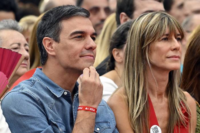 Pedro Sánchez y su esposa, Begoña Gómez, en un acto en Getafe, en las afueras de Madrid, el 21 de julio de 2023. · Foto: Javier Soriano, AFP
