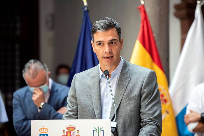 Pedro Sánchez, presidente del Gobierno español, el domingo, en el Cabildo Insular de La Palma. · Foto: Miguel Calero, EFE