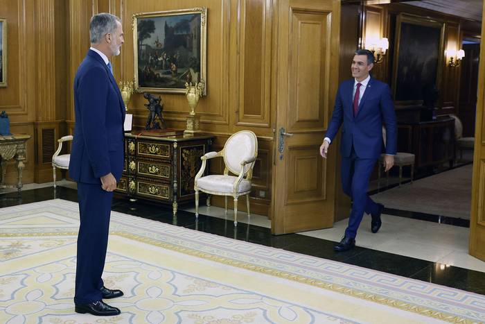 El rey Felipe VI recibe al presidente del Gobierno, Pedro Sánchez, en el Palacio de la Zarzuela (22.08.2023). · Foto: Chema Moya, Efe