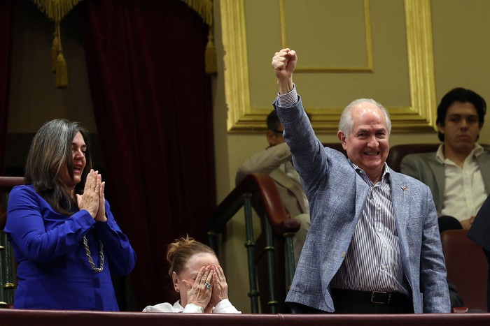 El opositor venezolano Antonio Ledezma (d) con su esposa Mitzy Capriles, después de que los diputados españoles votaran a favor del reconocimiento de Edmundo González Urrutia como ganador de las elecciones venezolanas. · Foto: Pierre Philippe Marcou, AFP