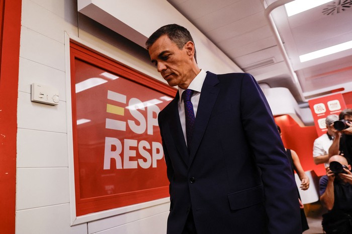 Pedro Sánchez tras ofrecer una rueda de prensa, el 12 de junio, en la sede del PSOE en Madrid. · Foto: Óscar del Pozo, AFP