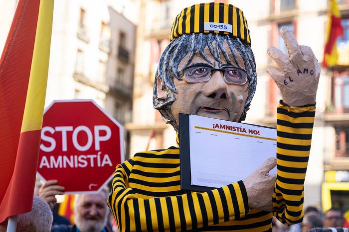 Protestas por el pacto de investidura de Pedro Sánchez y Carles Puigdemont, en Barcelona, España (12.11.2023). · Foto: Marc Asensio, Nurphoto, AFP