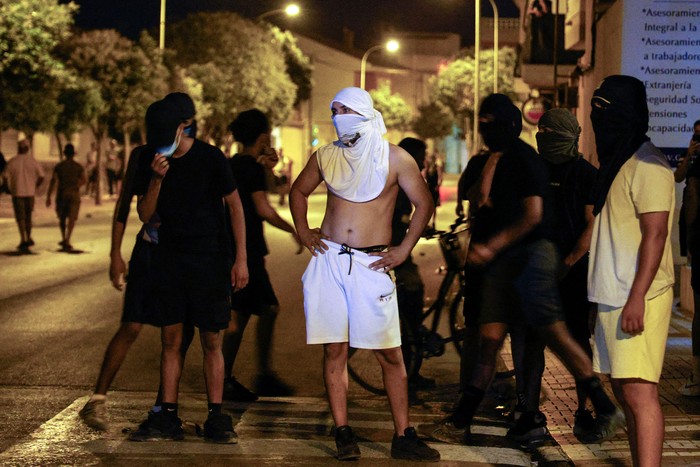 Residentes se congregan en la calle luego de tres días de disturbios, el 14 de julio, en Torre Pacheco, Murcia, España. · Foto: AFP