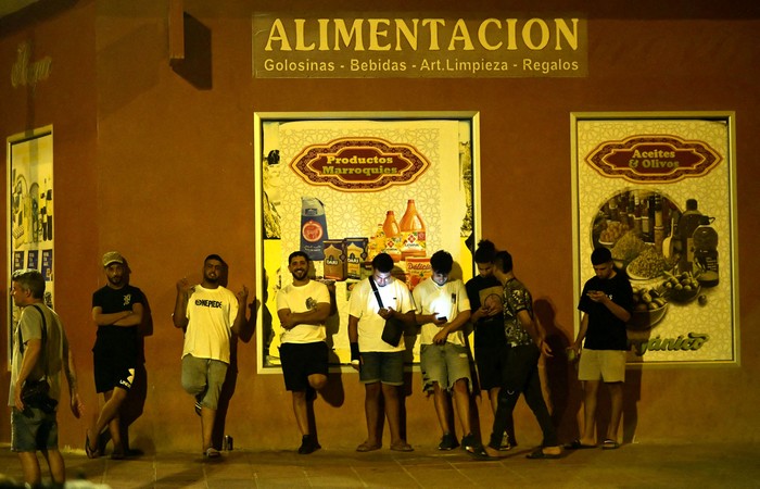 Jóvenes en el barrio de San Antonio, en Torre Pacheco, sureste de España, el 15 de julio. · Foto: Rodrigo Viera Amaral