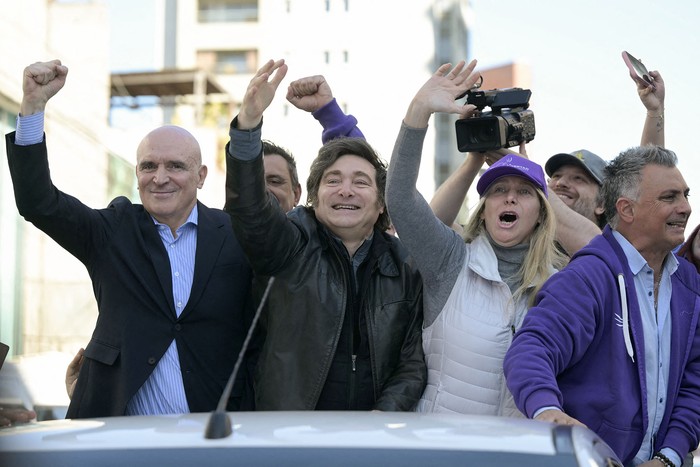 José Luis Espert, Javier Milei y Karina Milei, el 27 de agosto, durante una caravana en Lomas de Zamora, provincia de Buenos Aires, Argentina. · Foto: Juan Mambromata, AFP