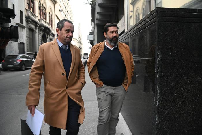 Marcelo Acuña (d) y su abogado, Miguel Fossati, ingresan a Fiscalía (25.07.2023). · Foto: Mara Quintero