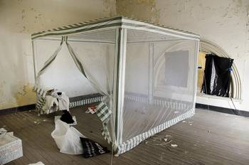 Carpa encontrada dentro de la Estación Artigas, cerrada desde varios años, durante la recorrida para la prensa convocada por el Ministerio de Transporte. Carpa encontrada dentro de la Estación Artigas, cerrada desde varios años, durante la recorrida para la prensa convocada por el Ministerio de Transporte.