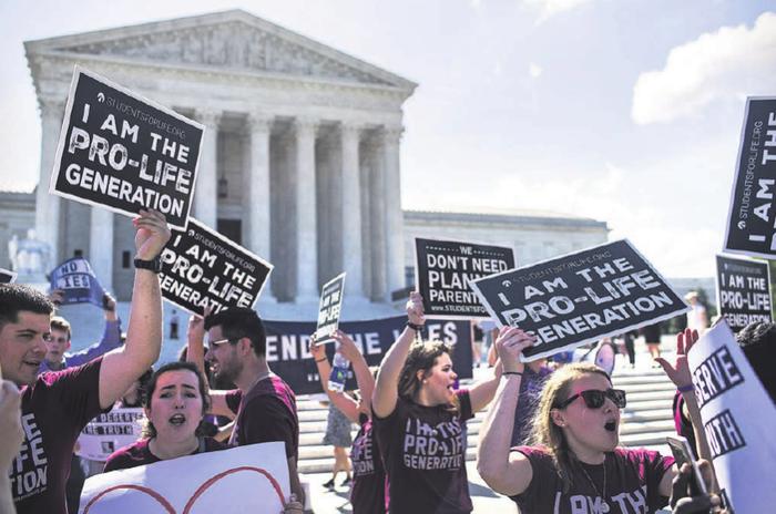Opositores al aborto legal delante de la Corte Suprema de Estados Unidos, el 25 de junio, en Washington DC. Foto: Zach Gibson, Getty Images, AFP.