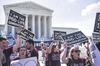 Opositores al aborto legal delante de la Corte Suprema de Estados Unidos, el 25 de junio, en Washington DC. Foto: Zach Gibson, Getty Images, AFP. Opositores al aborto legal delante de la Corte Suprema de Estados Unidos, el 25 de junio, en Washington DC. Foto: Zach Gibson, Getty Images, AFP.