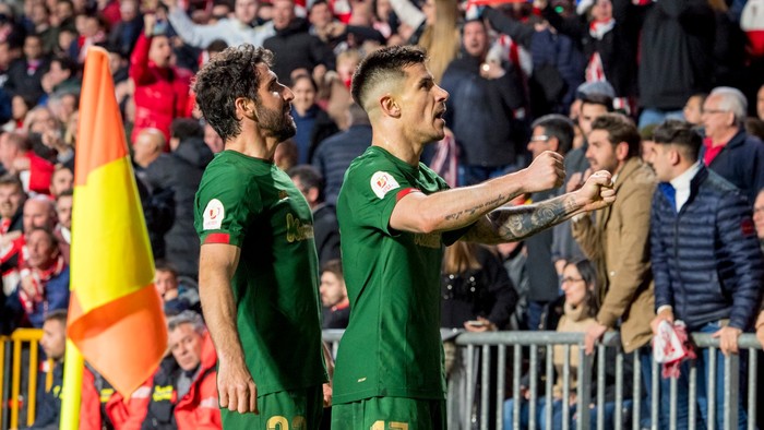 Raúl García y Yuri Berchiche festejan el gol de Athletic de Bilbao ante Granada, en la semifinal de la Copa del Rey. Foto: Athletic Club.