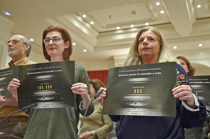 Parientes de víctimas de ETA sostienen carteles relacionados con los ataques del grupo separatista durante una conferencia de prensa de la Asociación de Víctimas del Terrorismo del País Vasco, el 2 de mayo. Foto: Ander Gillenea, AFP