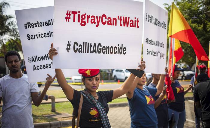Miembros de la comunidad Tigrayan en Sudáfrica piden el fin del genocidio de las comunidades Tigray en Etiopía, el 12 de octubre, frente a la Embajada de los Estados Unidos. · Foto:  Kim Ludbrook, Efe