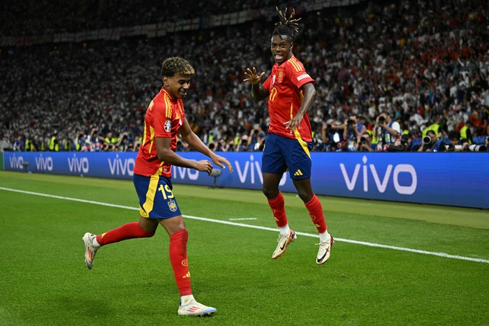 Los españoles Nico Williams y Lamine Yamal después de marcar el primer gol a Inglaterra, el 14 de julio, en el Olympiastadion de Berlín. · Foto: Ina Fassbender, AFP
