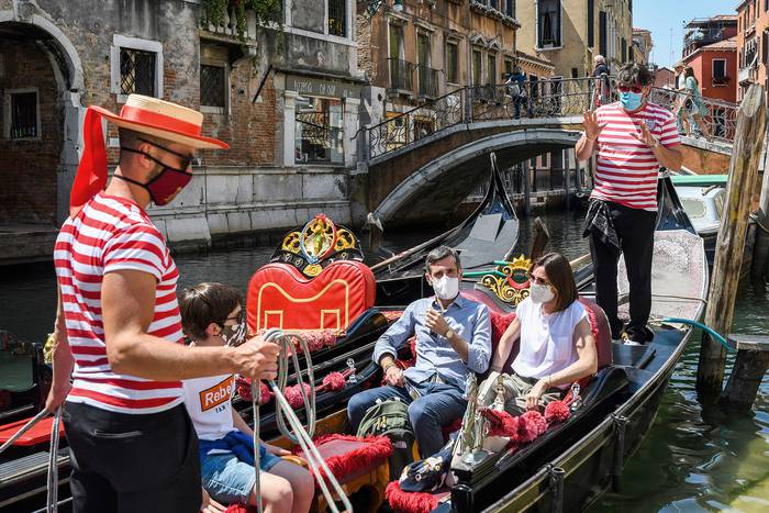 Gondoleros en un canal de Venecia, Italia. · Foto: Andrea Pattaro, AFP