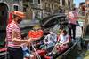 Gondoleros en un canal de Venecia, Italia. · Foto: Andrea Pattaro, AFP Gondoleros en un canal de Venecia, Italia. · Foto: Andrea Pattaro, AFP