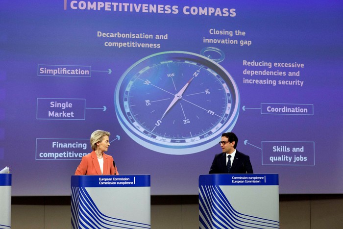 La presidenta de la Comisión Europea, Ursula von der Leyen, y el vicepresidente ejecutivo de Prosperidad y Estrategia Industrial de Europa, Stéphane Sejourne, dan una conferencia de prensa, el 29 de enero, en la Comisión Europea en Bruselas. · Foto: Simon Wohlfahrt, AFP