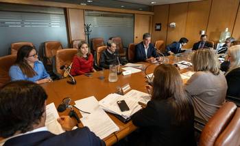La Comisión de Salud de la Cámara de Representantes reunida con el grupo de apoyo para una Muerte Asistida Digna en Uruguay y autoridades del Colegio Médico, el 6 de mayo, en el anexo del Palacio Legislativo. · Foto: Mara Quintero