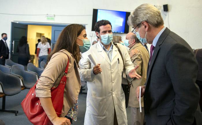 Natalia Bernardi, Federico Preve y Ope Pasquet, este lunes, en el Hospital de Clínicas. · Foto: Alessandro Maradei