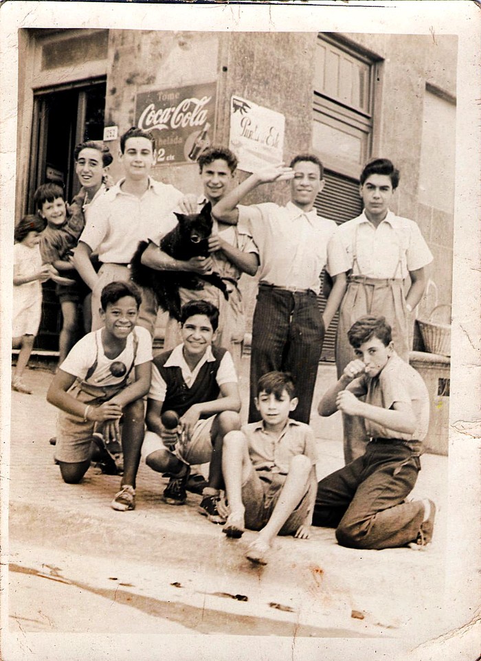 Esquina de Osorio y Luis Lamas, frente al almacén de Don Antonio Pereira, años cincuenta.
