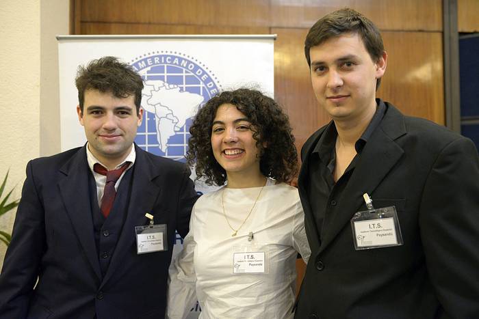 Santiago Basso, Sofía Medina y Mijaíl Makaroff, el martes, en el salón Azul de la Intendencia. Foto: Andrés Cuenca