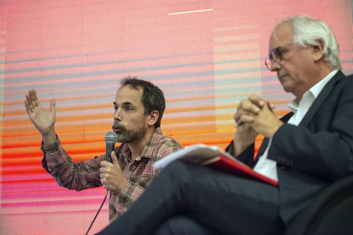 Hugo Bai y Rodolfo Saldain durante el conversatorio sobre la Reforma del Sistema Previsional, en la Facultad de Economía (27.04.2023). · Foto: Alessandro Maradei