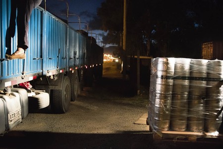 Embarque de cervezas artesanales desde la planta de Volcánica hacia Paysandú. Foto: Ricardo Antúnez Embarque de cervezas artesanales desde la planta de Volcánica hacia Paysandú. Foto: Ricardo Antúnez