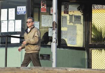 Alfredo Crespo, abogado del líder histórico de Sendero Luminoso, Abimael Guzmán, condenado a cadena perpetua desde 1992, es liberado de la penitenciaría de alta seguridad Piedras Gordas, en Ancón, a 35 kilómetros al norte de Lima, el 5 de julio de 2014. Siete miembros del Movadef, considerado el brazo político de las guerrillas de Sendero Luminoso, fueron puestos en libertad luego de cuatro meses de detención. Foto: Cris Bouroncle, AFP. Alfredo Crespo, abogado del líder histórico de Sendero Luminoso, Abimael Guzmán, condenado a cadena perpetua desde 1992, es liberado de la penitenciaría de alta seguridad Piedras Gordas, en Ancón, a 35 kilómetros al norte de Lima, el 5 de julio de 2014. Siete miembros del Movadef, considerado el brazo político de las guerrillas de Sendero Luminoso, fueron puestos en libertad luego de cuatro meses de detención. Foto: Cris Bouroncle, AFP.