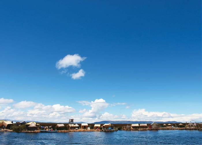 Isla de la comunidad uro, en el lago Titicaca, en la frontera entre Perú y Bolivia. Foto: Luciana Bukoviner.