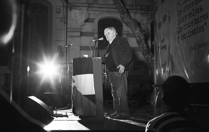 Jose Mujica, ayer en el acto homenaje a Raul Sendic, frente a la sede del MLN. FOTO: PABLO NOGUEIRA 
