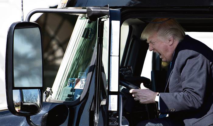 Donald Trump en un semirremolque durante una visita de camioneros y ejecutivos a la Casa Blanca. 23 de marzo de 2017. Foto: Jim Watson (AFP)
