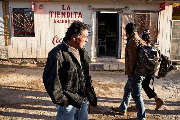 Luis Manuel Testa, inmigrante deportado, originario de Acapulco, en la tienda donde trabaja en el pueblo de Altar (Nogales, Arizona), próximo a la frontera con Estados Unidos, al noroeste de México. 16 de febrero de 2017. Foto: Guillermo Arias (AFP)