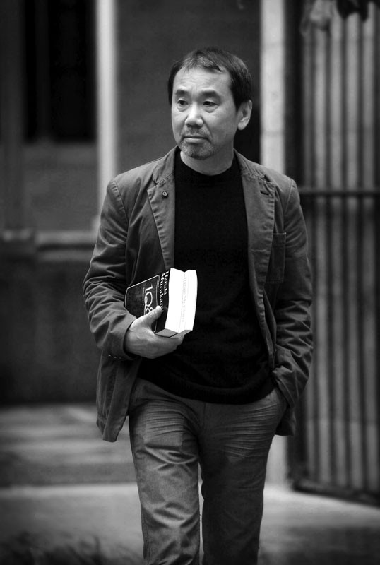 Haruki Murakami en la sede del gobierno catalan, en Barcelona, el 8 de junio.  · Foto:  EFE, Jordi Bedma
