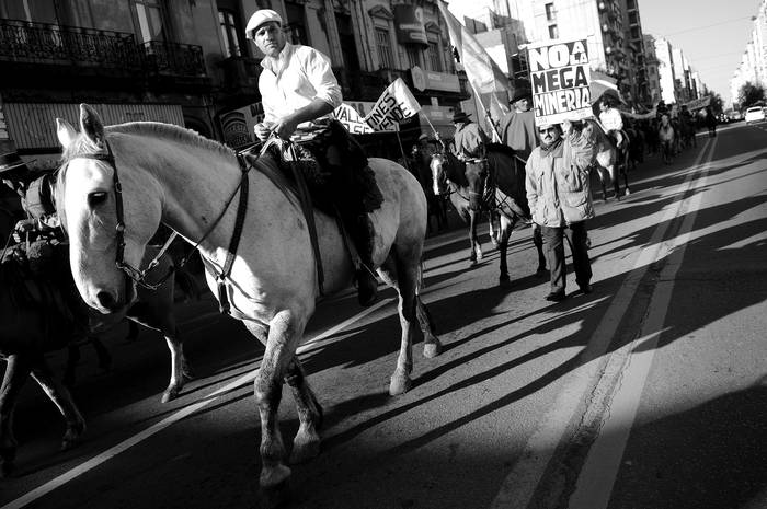 Marcha Nacional en Defensa de la Tierra, ayer, por la avenida 18 de Julio. · Foto: Sandro Pereyra