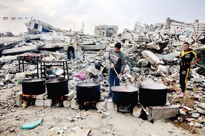 Lugar de preparación de comida para los palestinos desplazados, Gaza, 2 de noviembre. · Foto: Omar Al-Qattaa, AFP