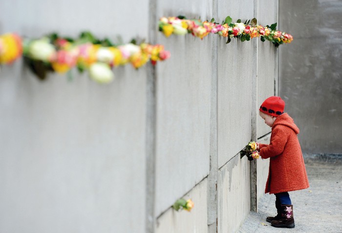 Durante las conmemoraciones del 25º aniversario de la caída del Muro de Berlín, en el Memorial del Muro de Berlín en Bernauer Strasse en Berlín, el 9 de noviembre de 2014. · Foto: John MacDougall / AFP