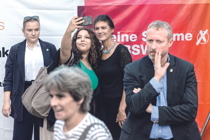 Sahra Wagenknecht a su llegada a un mitin electoral, el 20 de agosto, en Zwickau, este de Alemania. · Foto: Jens Schlueter / AFP