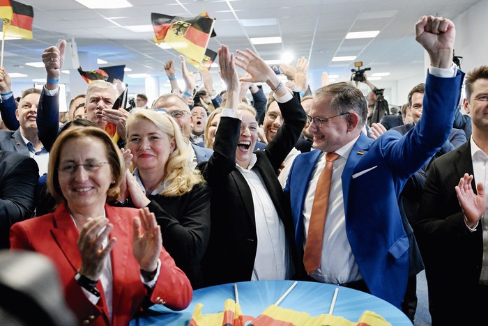 Alice Weidel (centro), Tino Chrupalla y Beatrix von Storch, del partido de extrema derecha Alternativa para Alemania, celebran tras las elecciones al Parlamento Europeo, en Berlín, el 9 de junio de 2024. · Foto: Ralf Hirschberger, AFP