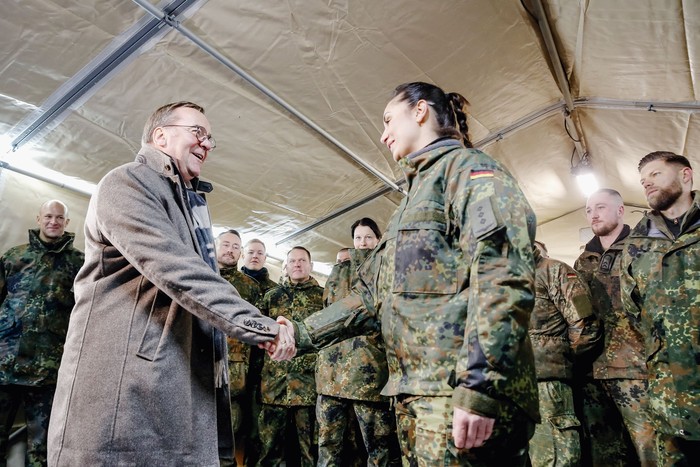 Boris Pistorius, ministro de Defensa alemán, durante una visita al complejo alemán de entrenamiento militar, cerca de Rzeszow, Polonia, el 23 de enero. · Foto: Dominika Zarzycka / NurPhoto / AFP