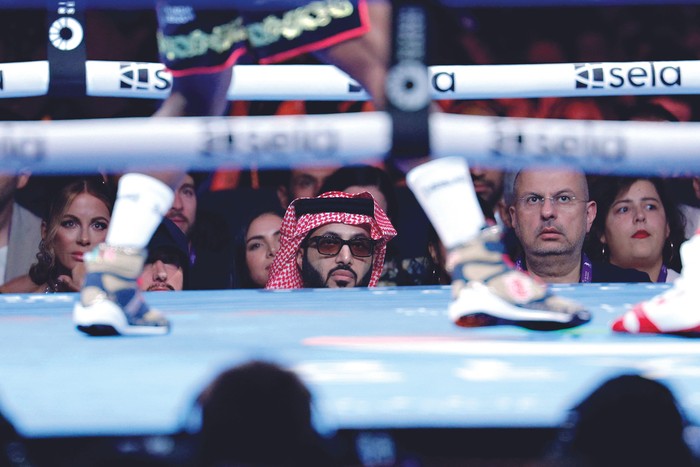 Turki Alalshikh, presidente de la Autoridad General de Entretenimiento de Arabia Saudita, durante la pelea por el título de peso mediano junior de la AMB, el 3 de agosto en Los Ángeles. · Foto: Kevork Djanseszian, Getty Images, AFP