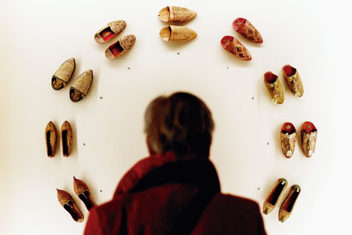 Zapatos tradicionales magrebíes durante la exposición “Au fil de l’Or” en el Museo del Quai Branly de París, el 19 de febrero. · Foto: Behrouz Mehri, AFP