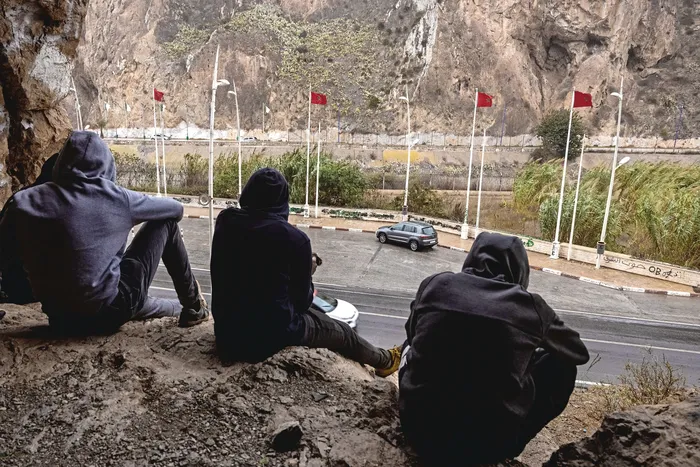 Jóvenes marroquíes en la frontera con Argelia, en la región de Uchda, el 3 de noviembre de 2021. · Foto: Fadel Senna, AFP
