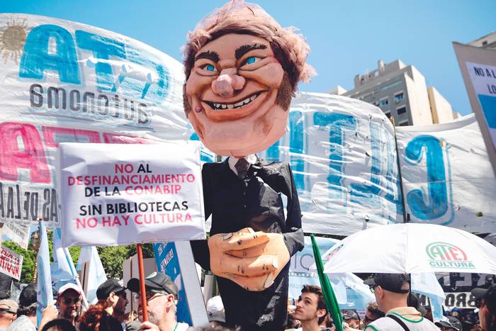 Exterior del parlamento argentino mientras se debate el “proyecto de ley general” de reformas económicas del gobierno, en Buenos Aires, el 1º de febrero. · Foto: Juan Mabromata,  AFP