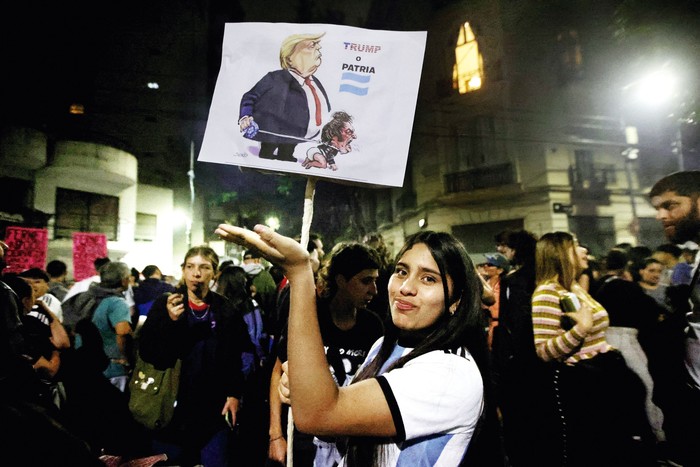 Concentración de militantes frente al apartamento de Cristina Fernández de Kirchner en Buenos Aires, el 26 de octubre. · Foto: Emiliano Lasalvia, AFP