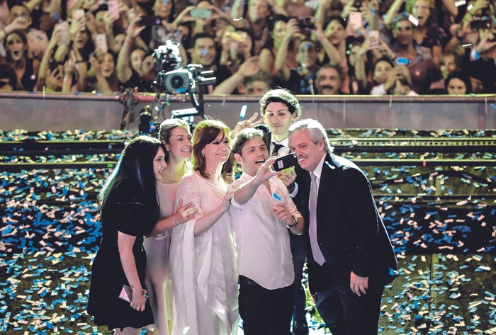 Alberto Fernández, Estanislao Fernández, Axel Kicillof, Cristina Fernández de Kirchner, Fabiola Yáñez y Natalia Leone, tras la ceremonia de inauguración en la Plaza de Mayo, en Buenos Aires, el 10 de diciembre de 2019. · Foto: Sin datos de autoría / Presidencia Argentina / AFP