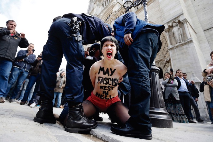 Activista feminista del grupo Femen durante la protesta “Que los fascistas descansen en el infierno” en la catedral de Notre Dame de París. · Foto: S/d de autor, AFP Activista feminista del grupo Femen durante la protesta “Que los fascistas descansen en el infierno” en la catedral de Notre Dame de París. · Foto: S/d de autor, AFP