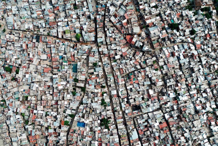 Vista aérea del barrio Villa 21-24 en Buenos Aires, 12 de diciembre de 2023. · Foto: Luis Robayo, AFP