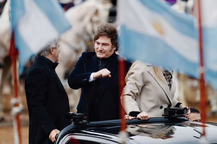 Javier Milei llega con Karina Milei, la secretaria general de Presidencia, y Luis Caputo, el ministro de Economía, a la exposición de la Sociedad Rural Argentina, el 26 de julio. · Foto: Sin datos de autoría / AFP