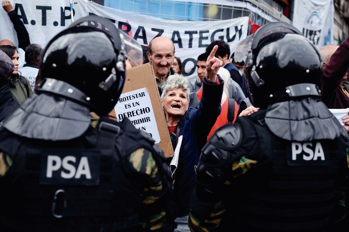 Durante una protesta de jubilados, frente al Congreso Nacional en Buenos Aires, el 21 de mayo. · Foto: Luis Robayo, AFP Durante una protesta de jubilados, frente al Congreso Nacional en Buenos Aires, el 21 de mayo. · Foto: Luis Robayo, AFP