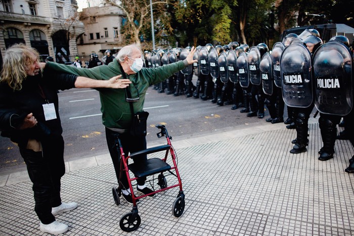 Durante la protesta semanal convocada por jubilados contra las medidas económicas frente al Congreso Nacional en Buenos Aires, el 30 de julio. · Foto: Tomás Cuesta, AFP Durante la protesta semanal convocada por jubilados contra las medidas económicas frente al Congreso Nacional en Buenos Aires, el 30 de julio. · Foto: Tomás Cuesta, AFP